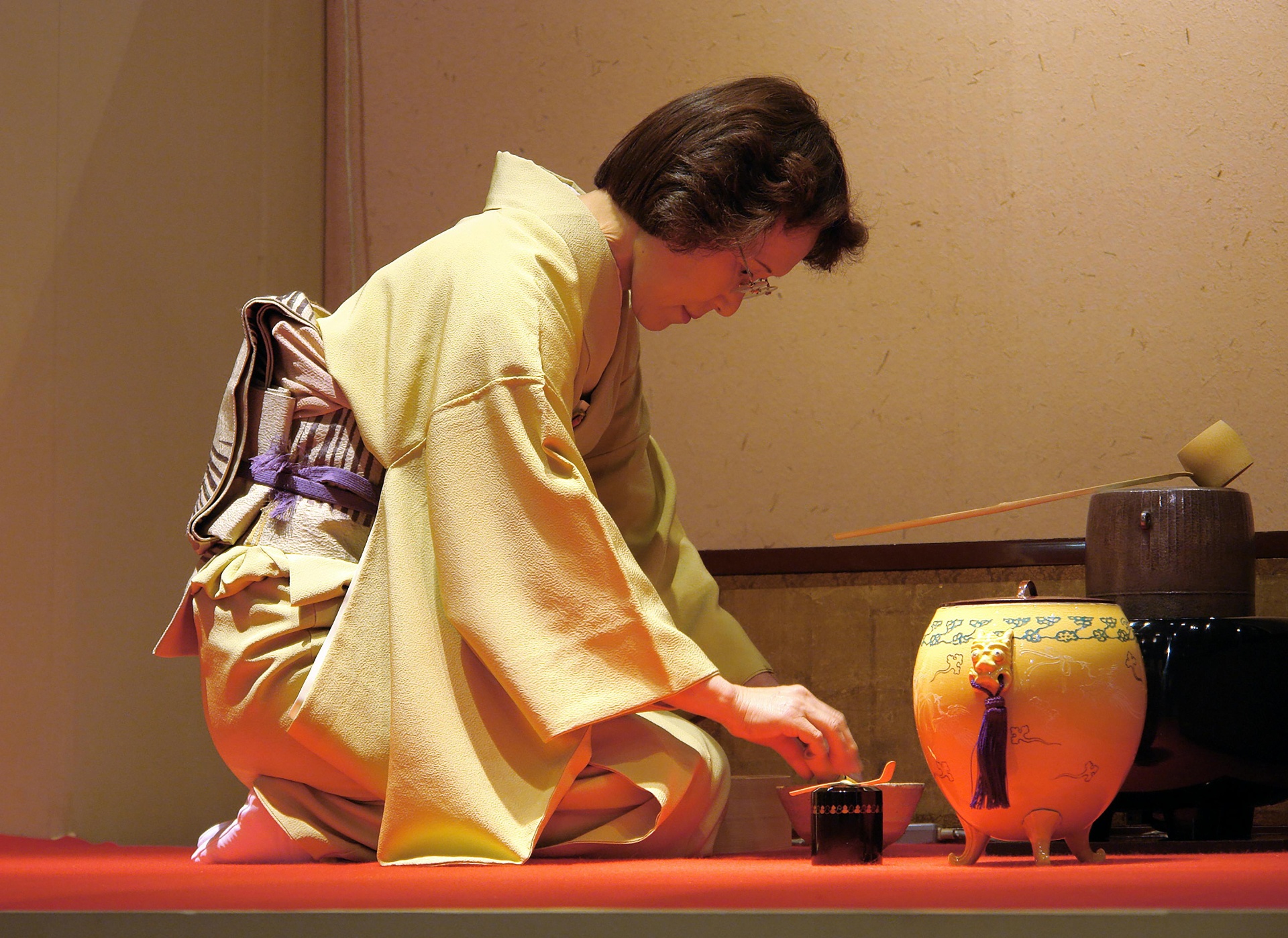 Servicio de té en un entorno japonés tradicional